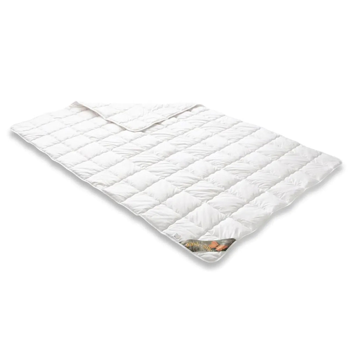 Badenia Wash Silk Sommerbettdecke mit Wildseide-Füllung, weiß, gefaltet mit Kissen, Schrägansicht