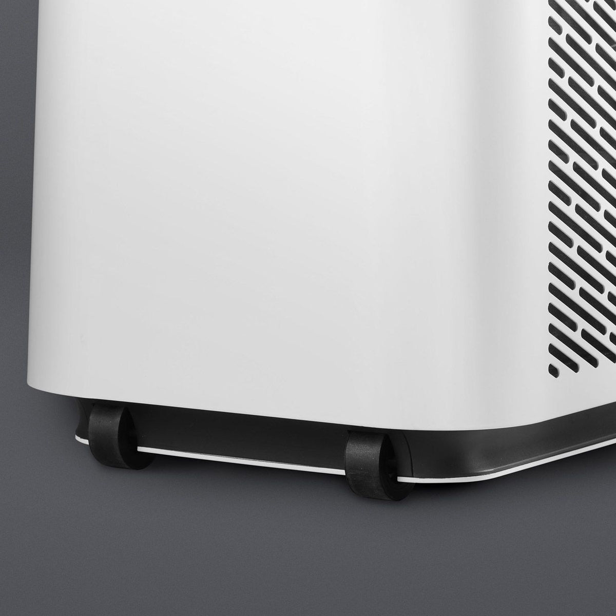Nahaufnahme der Rollen und Lamellen-Lüftungsschlitze des Blueair HealthProtect™ 7440i Luftreinigers, weiß