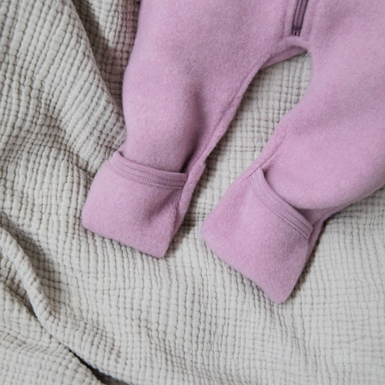 Engel Baby Overall mit Kapuze und Reißverschluss aus Merinoschurwolle/Fleece