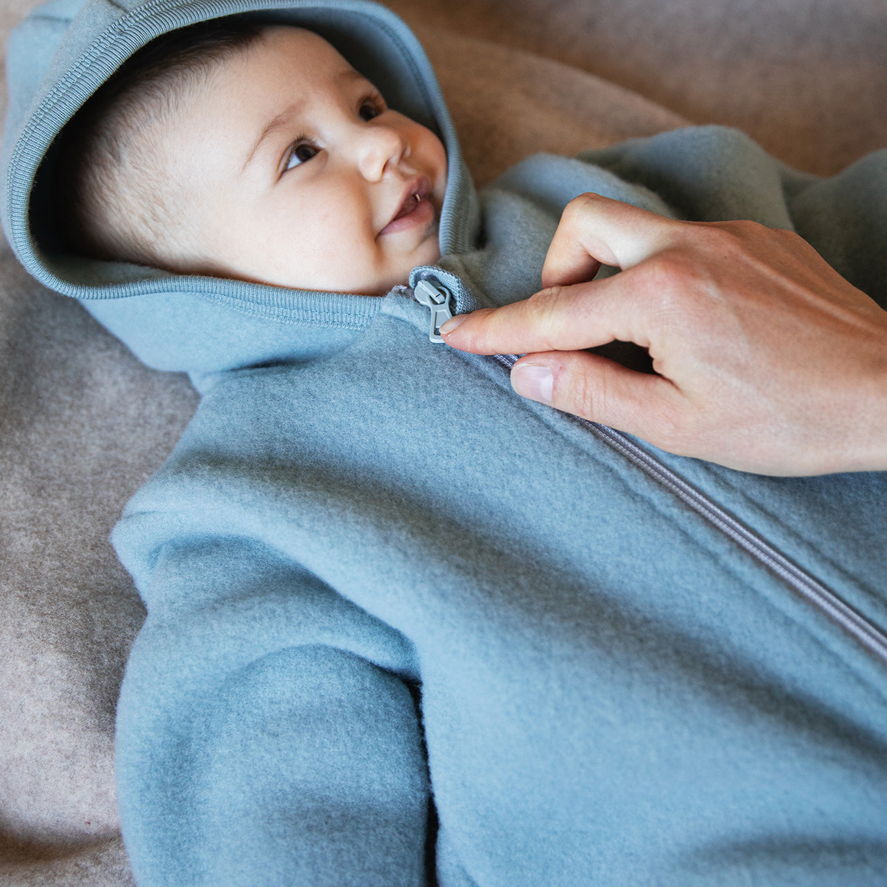Engel Baby Overall mit Kapuze und Reißverschluss aus Merinoschurwolle/Fleece