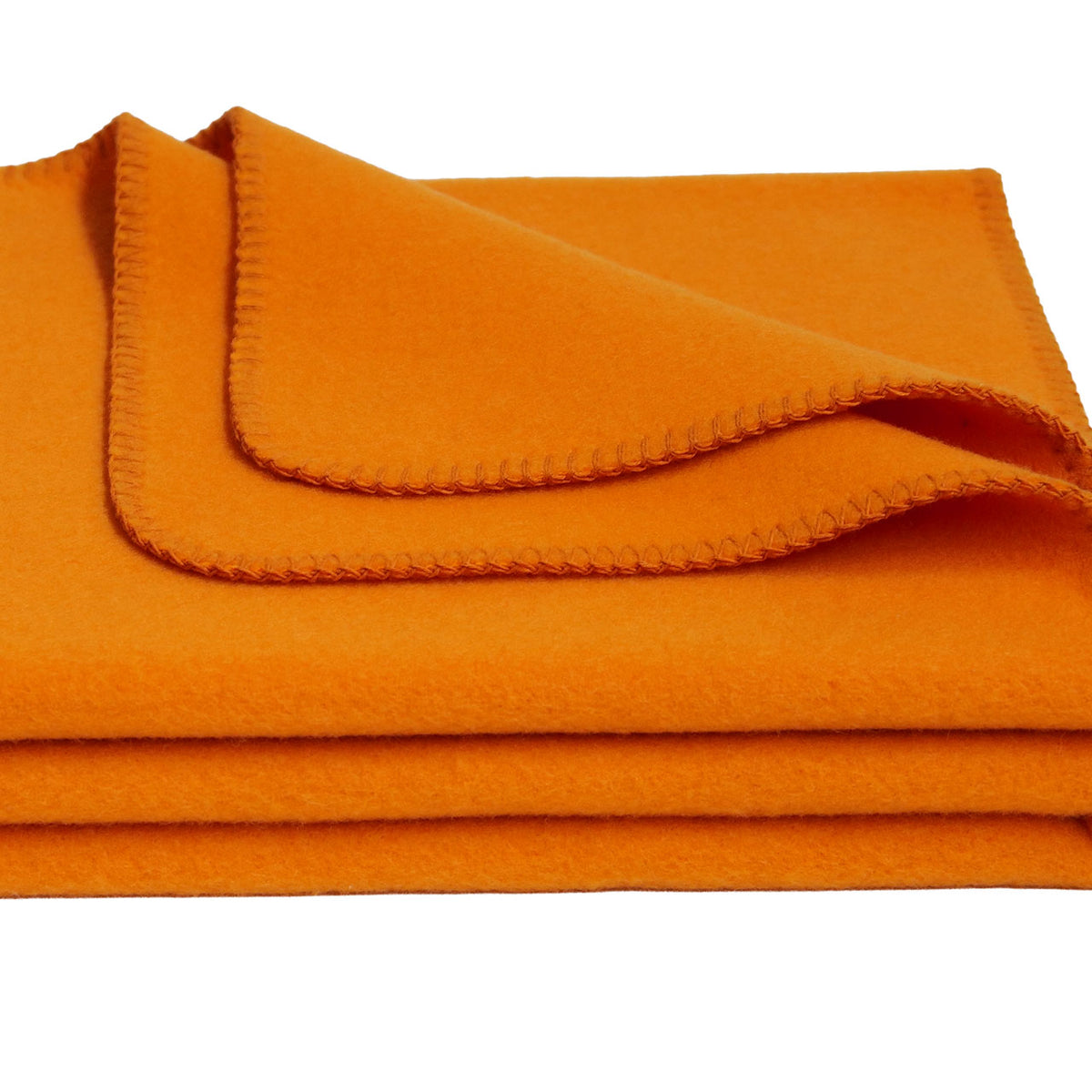 Steinbeck Mali Wolldecke aus Lammschurwolle in Orange, gefaltet mit Blanket-Stitch-Kante