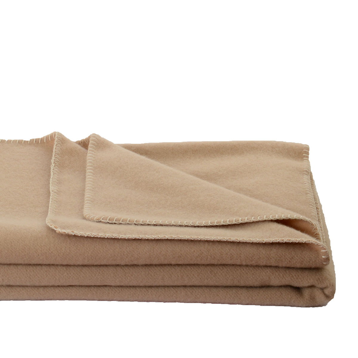 Steinbeck Inn Wolldecke aus Schurwolle in Creme, gefaltet mit sichtbarem Decken-Stich am Rand