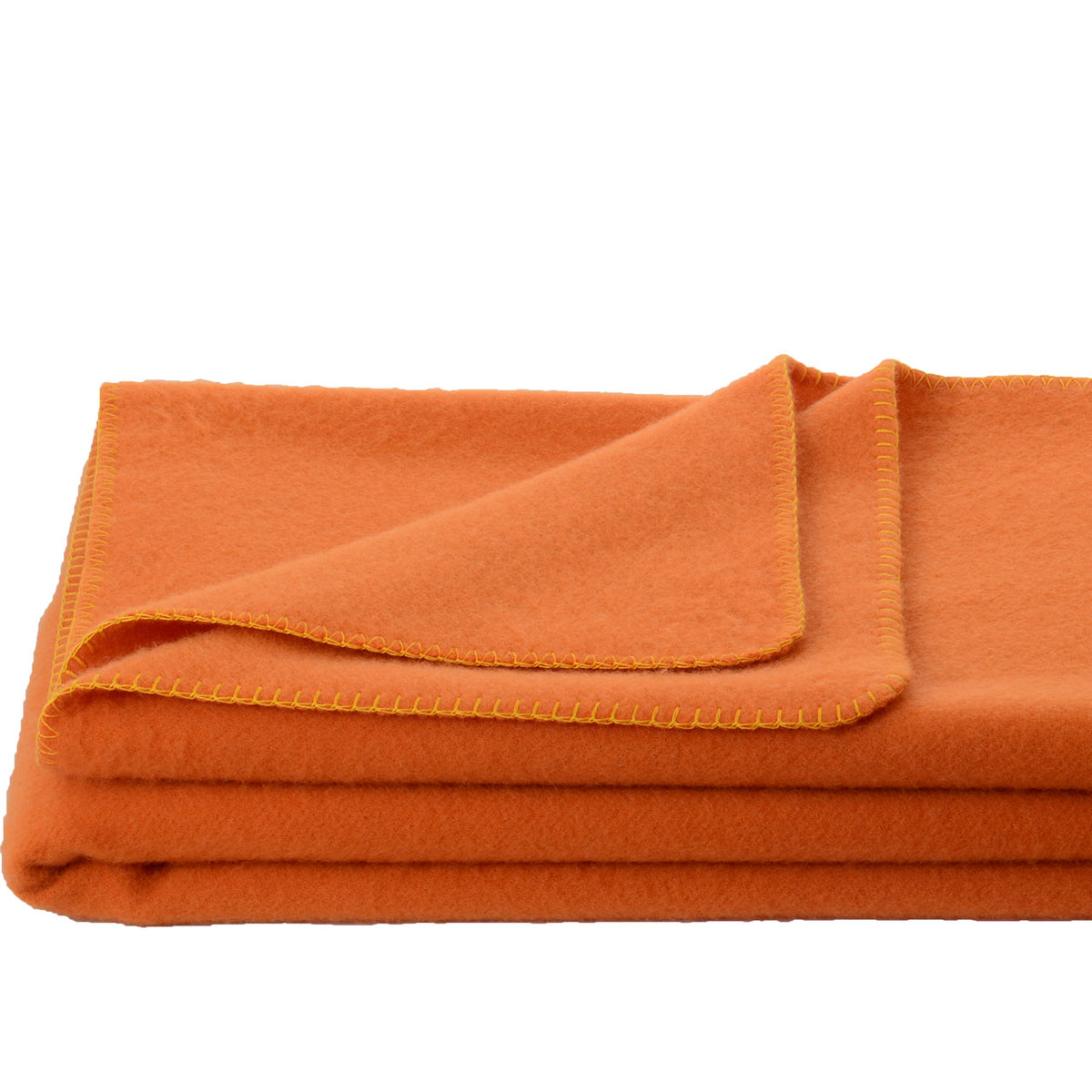 Steinbeck Inn Wolldecke aus Schurwolle in Orange, gefaltet mit Blanket-Stitch-Kante, Nahaufnahme