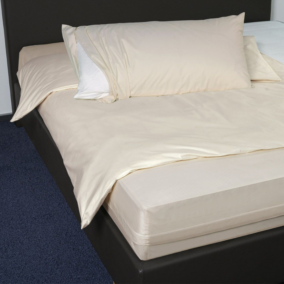 Softsan Bio Cotton Encasing-Set aus Matratzen-, Kissen- und Bettdeckenbezug, cremeweiß, auf Bett bezogen