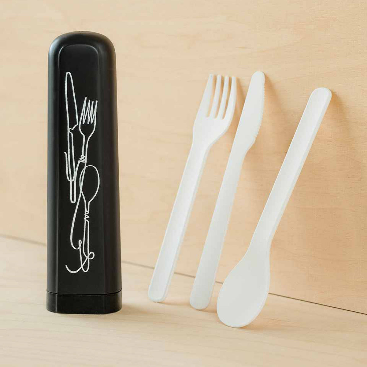 chic.mic Bioloco plant Besteck-Set mit weißer Gabel, Messer und Löffel neben schwarzer Aufbewahrungsbox „Line Art Cutlery“