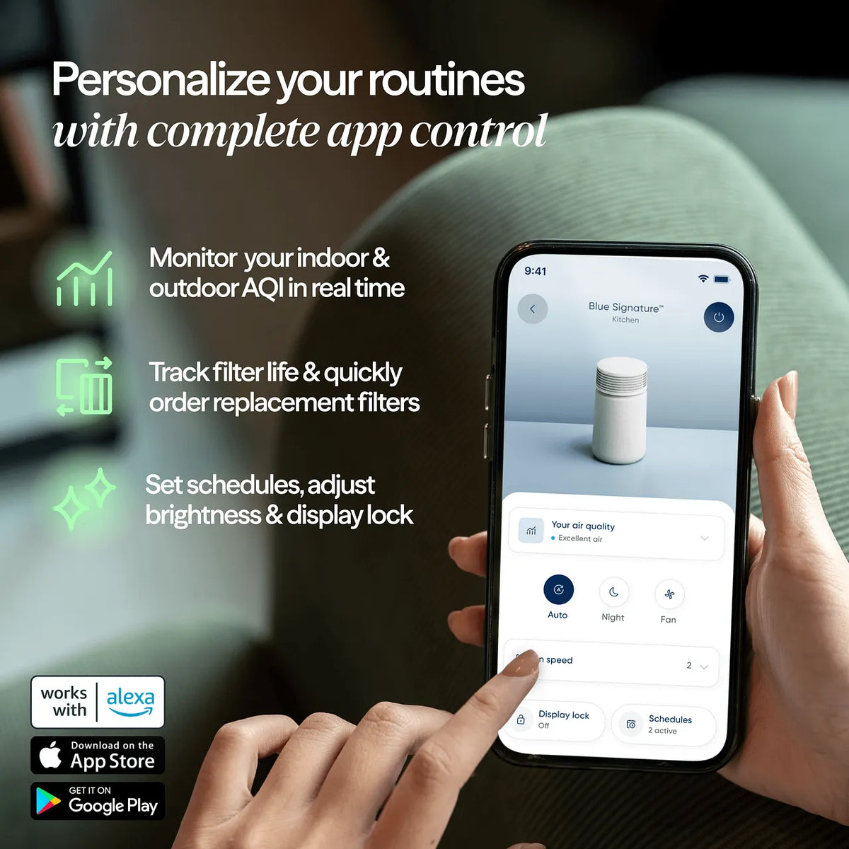 Hände bedienen Blueair App auf Smartphone, Grafik zu Luftqualität, Filterstatus und Zeitplänen für Blue Signature™