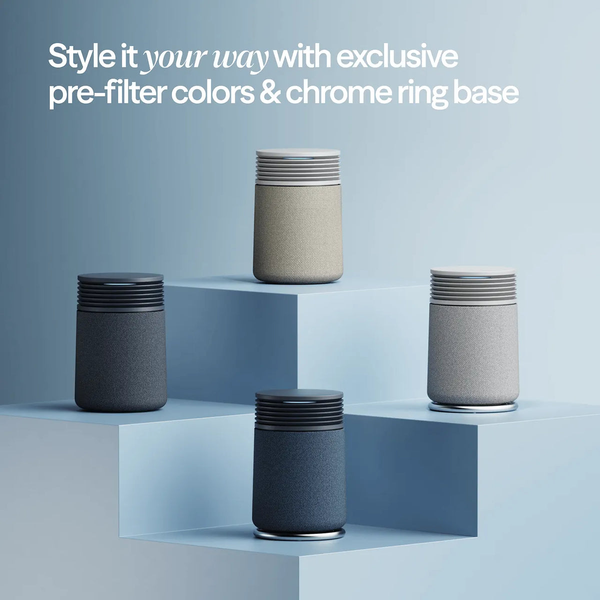 Blueair Blue Signature SP1i Luftreiniger in Beige, Anthrazit, Grau und Dunkelblau mit Chromring auf Podesten