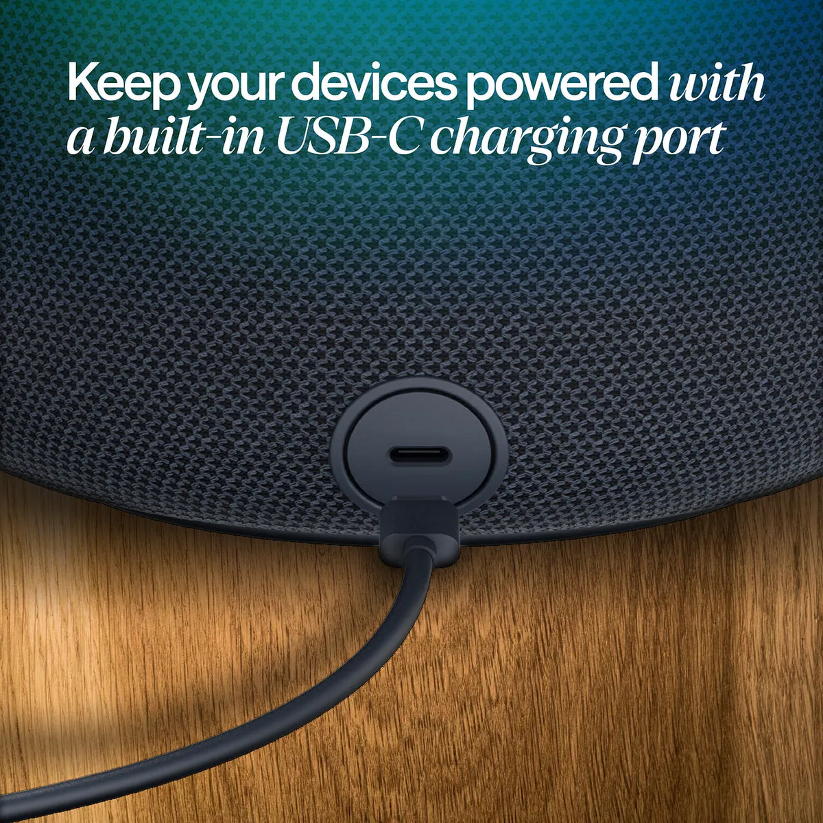 Blueair Mini Restful Luftreiniger, Nahaufnahme des USB-C-Ladeanschlusses mit eingestecktem Kabel, Grafiktext „Geräte aufladen mit eingebautem USB-C-Anschluss“