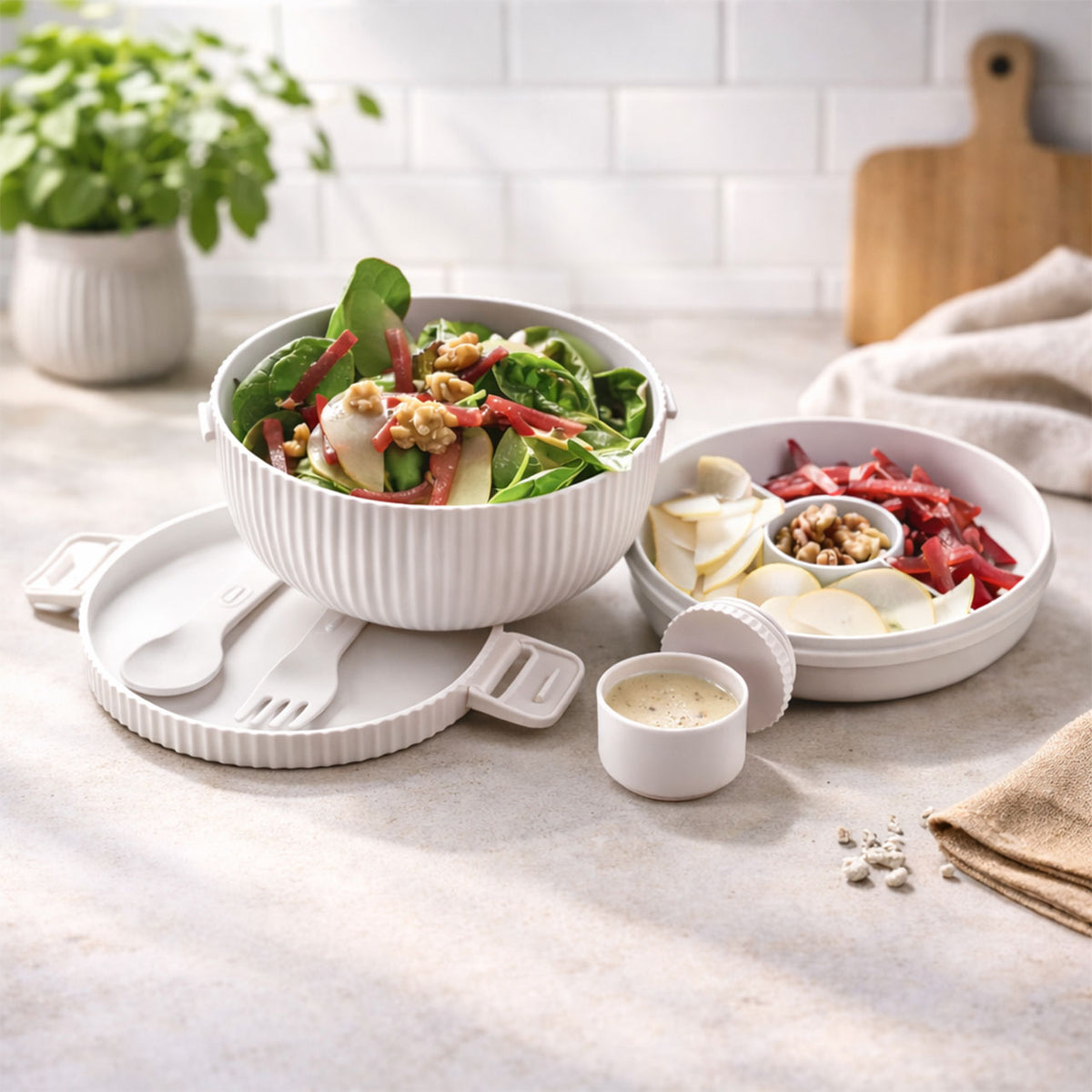 Bioloco Plant Deluxe Bowl in Cloud mit Salat, Deckel als Besteckhalter und separaten Zutatenfächern samt Dressing-Döschen