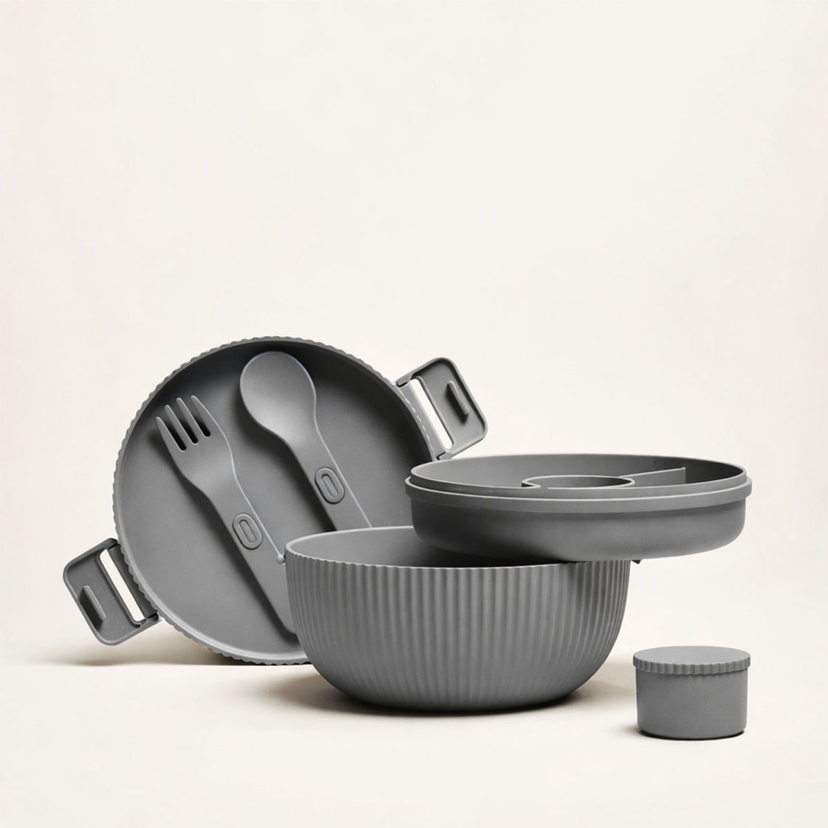 Bioloco Plant Deluxe Bowl in Dark Grey mit Deckel, Gabel, Löffel und kleinem Behälter zerlegt