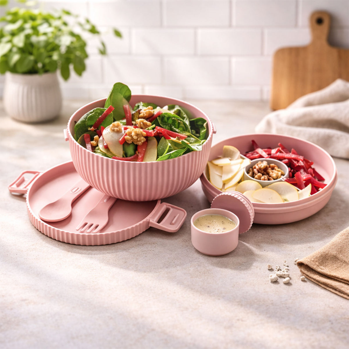 Bioloco Plant Deluxe Bowl in Dusty Rose mit Salat, separatem Einsatz, Dressingdose und Besteck auf Küchentisch