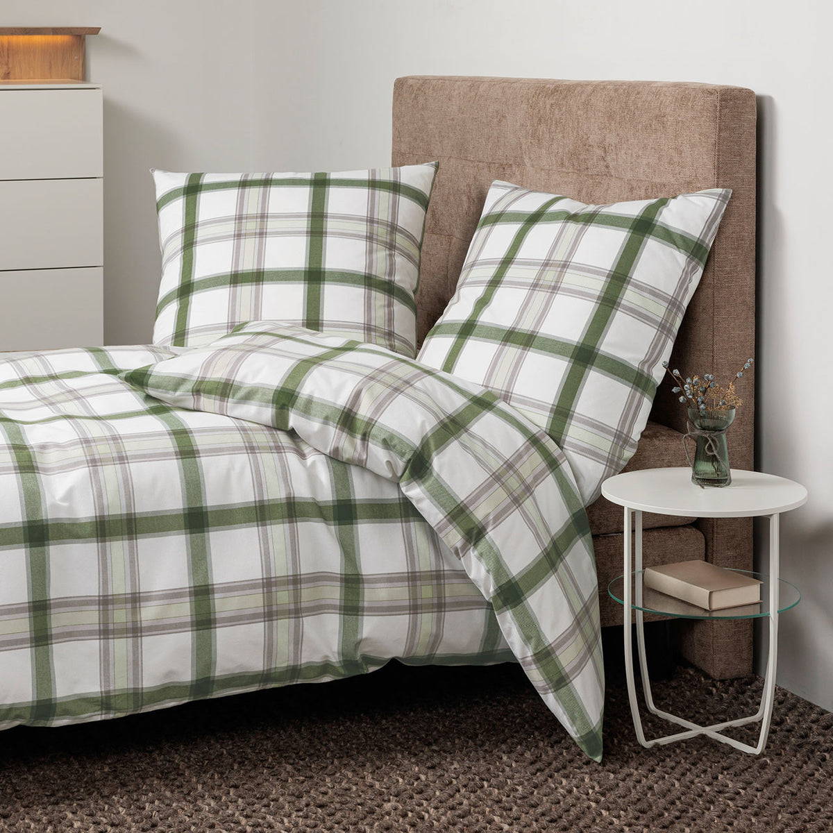 Janine Cortina Karo-Bettwäsche in Grün Platin auf Bett mit Boxspring-Kopfteil im Schlafzimmer