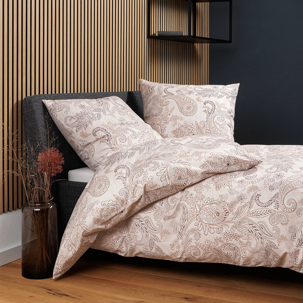 Janine Cortina Paisley Bettwäsche-Set in Kupfer Mocha auf Bett im Schlafzimmer