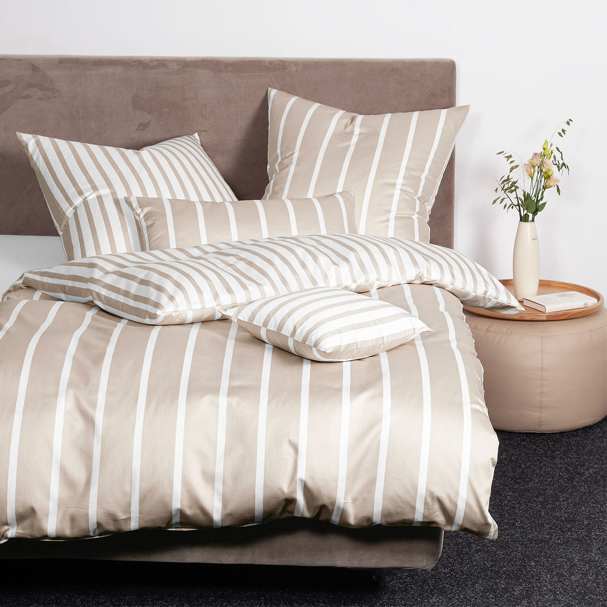 Janine Modern Classic Streifen-Bettwäsche in Naturell auf Bett im Schlafzimmer, mit Vase und Nachttisch