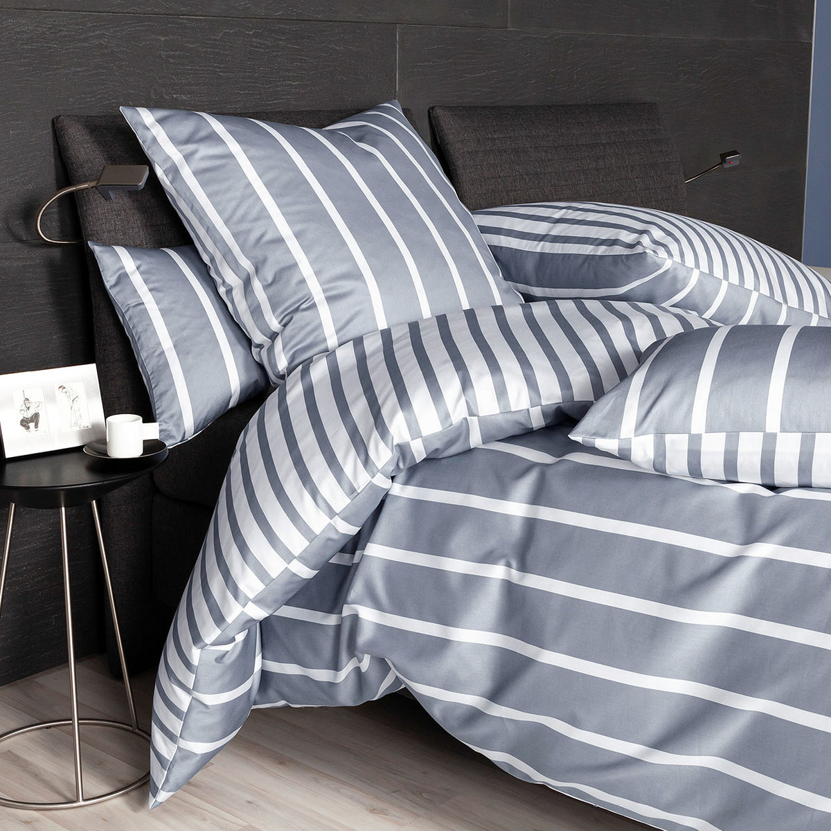 Bett mit Janine Modern Classic Streifen-Bettwäsche in Platin, Bettbezug und Kissen im Schlafzimmer