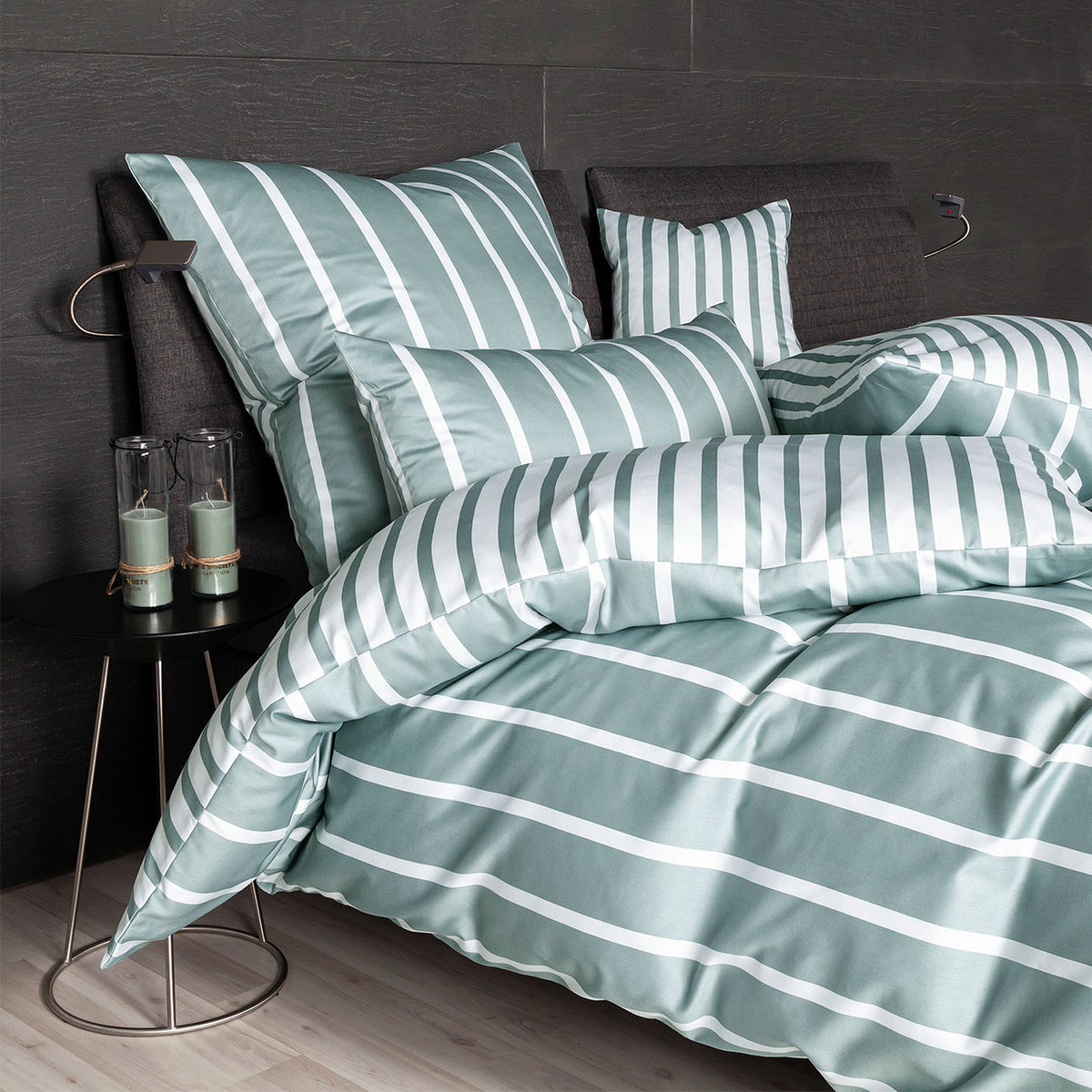 Janine Modern Classic Streifen Bettwäsche-Set in Salbeigrün mit Kissen im Schlafzimmer
