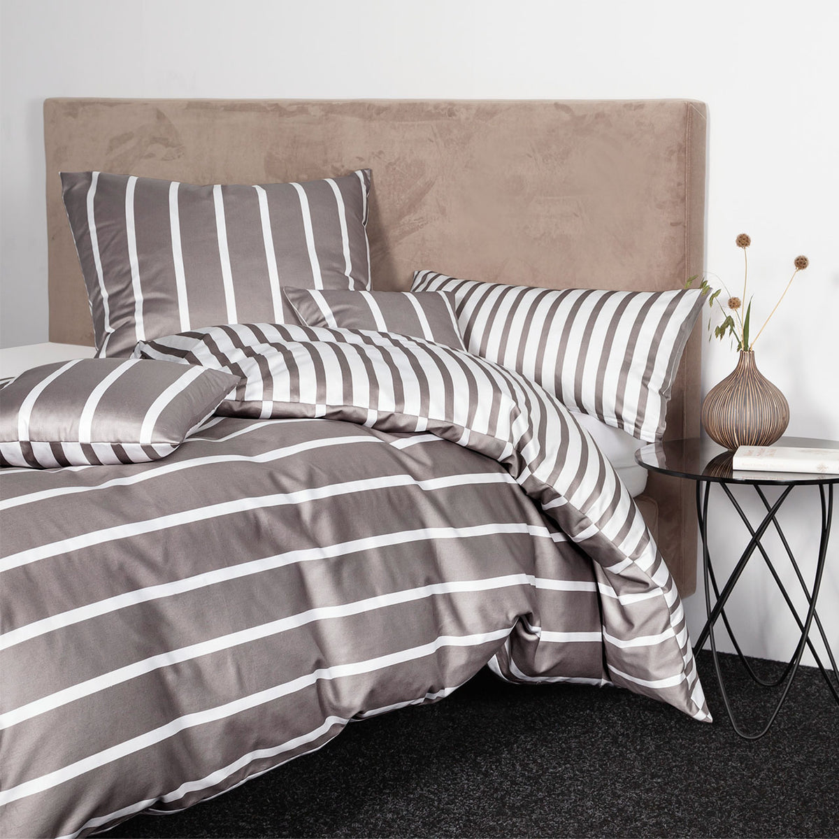 Janine Modern Classic Streifen-Bettwäsche in Vulkan auf Bett mit beigem Polsterkopfteil