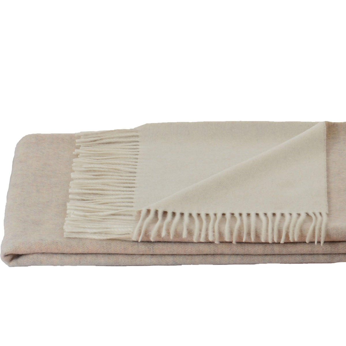 Nahaufnahme der Steinbeck Rom Wolldecke aus Lammschurwolle in Beige mit cremefarbener Fransenkante