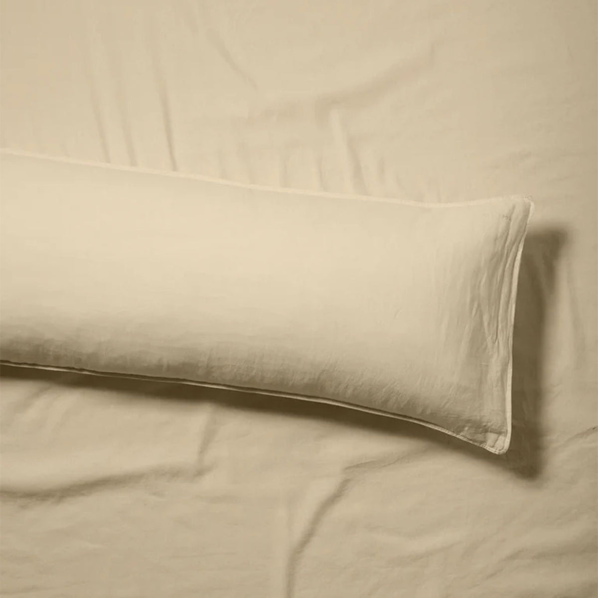 Suite702 bedMATE Leinen-Kissenbezug in Creamy Yellow, längliche Form auf dem Bett, Nahaufnahme