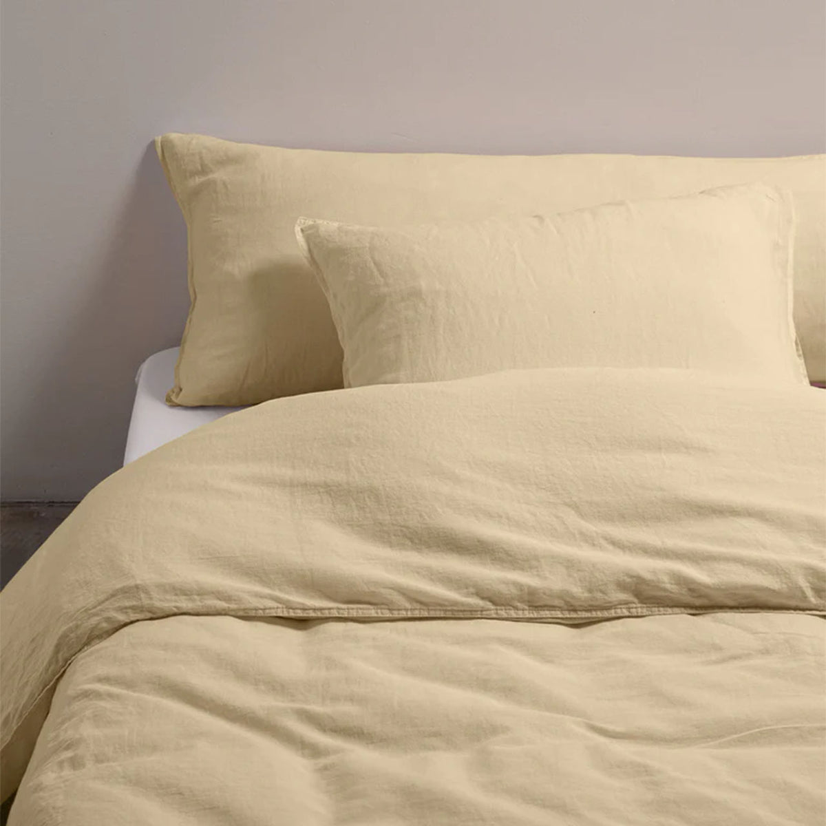 Suite702 Leinen-Mix Bettdeckenbezug in Creamy Yellow mit passenden Kissenbezügen auf Bett