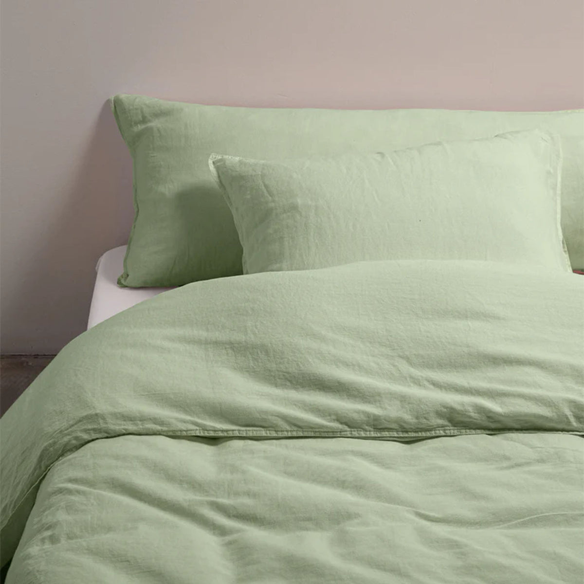Suite702 Leinen-Mix Bettdeckenbezug in Green Mint mit Kissenbezügen auf dem Bett, Nahaufnahme