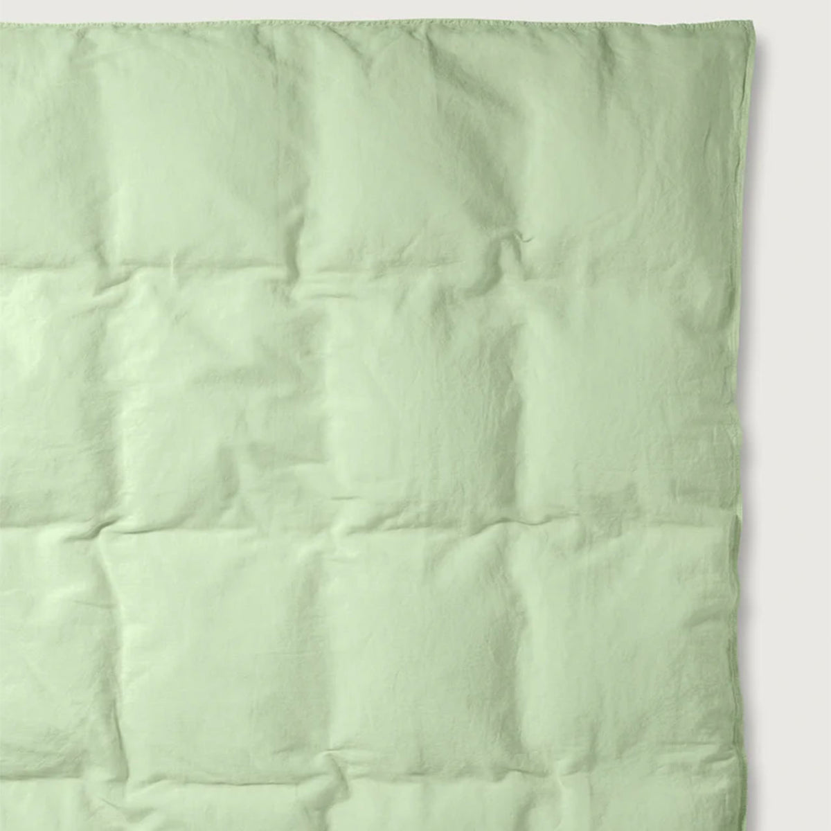 Suite702 Leinen-Mix Bettbezug in Green Mint, Nahaufnahme der Kassettensteppung mit Leinenstruktur
