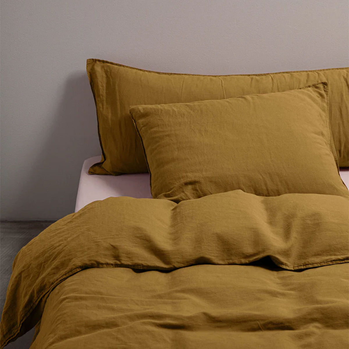 Suite702 Leinen-Mix Bettdeckenbezug mit Kissenbezügen in Khaki Gold, Nahaufnahme auf dem Bett