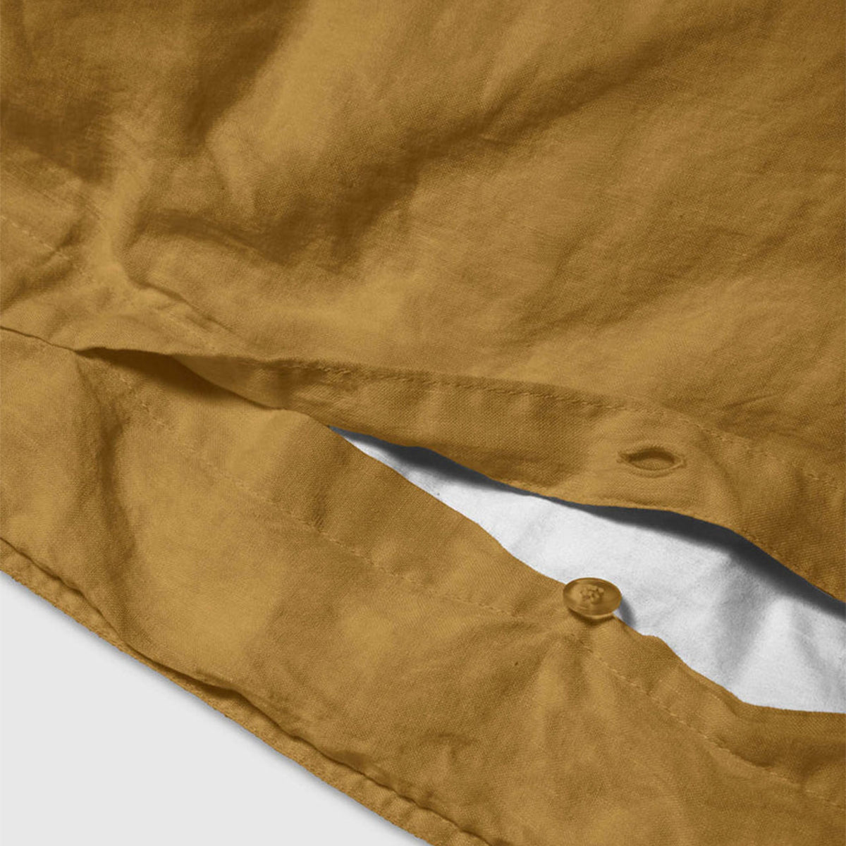 Nahaufnahme der Knopfleiste des Suite702 Leinen-Mix Bettdeckenbezugs in Khaki Gold