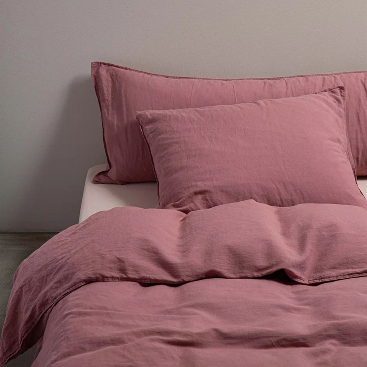 Suite702 Leinen-Mix Bettdeckenbezug mit Kissenbezügen in Mauve Rose auf einem Bett