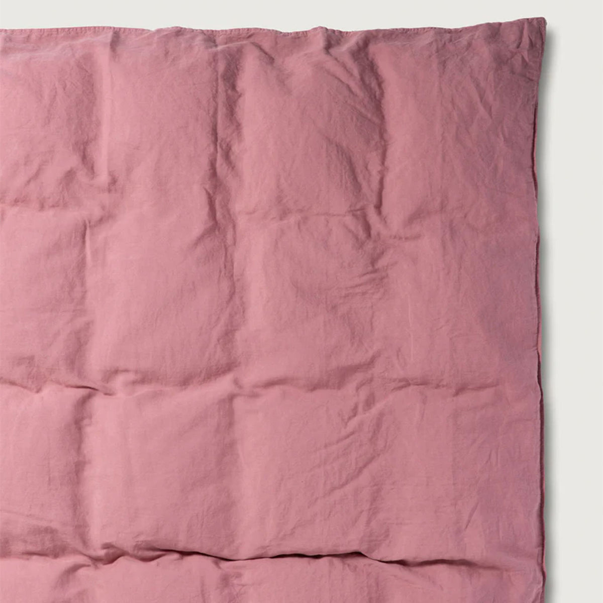 Nahaufnahme des Suite702 Leinen-Mix Bettdeckenbezugs in Mauve Rose mit sichtbarer Kassettensteppung