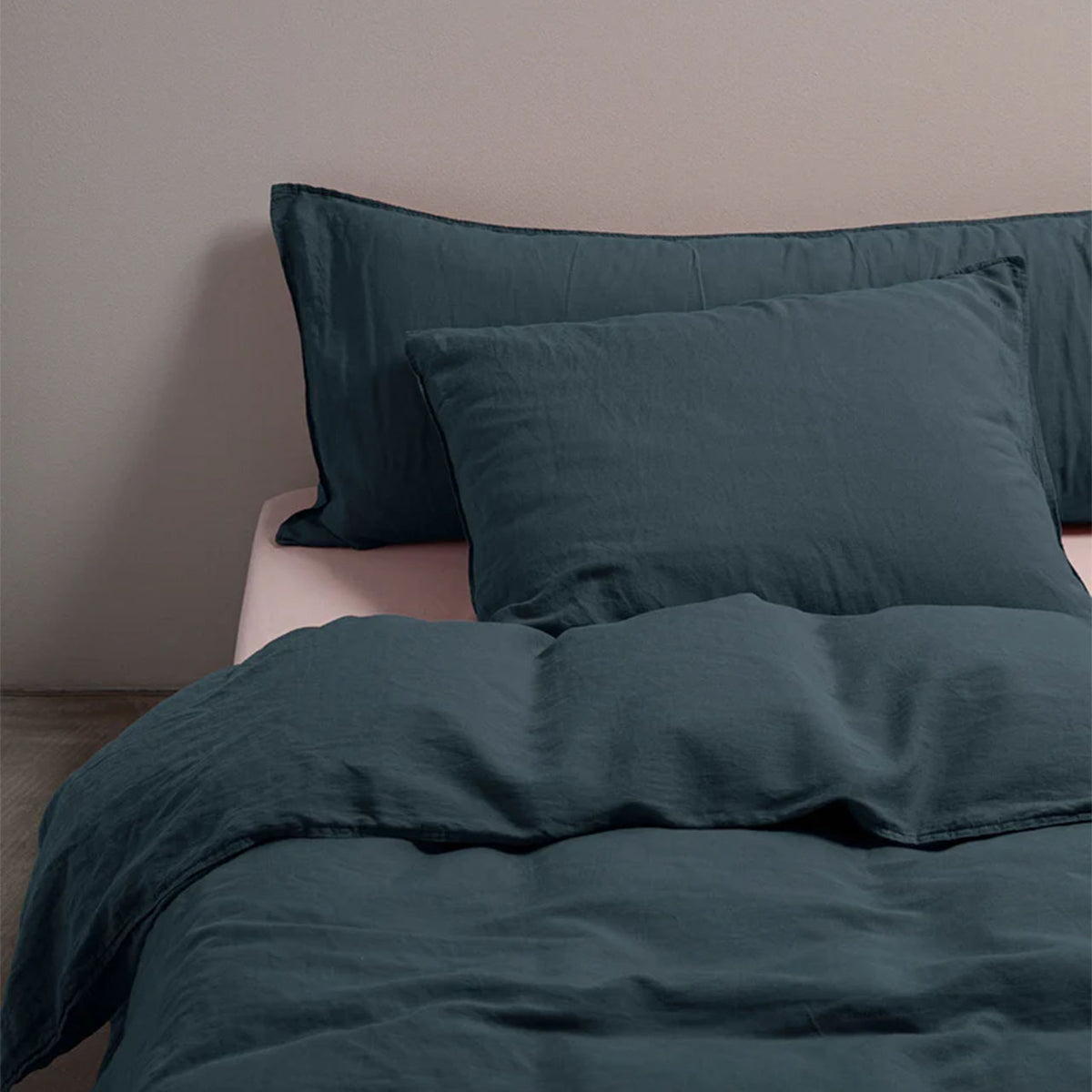 Suite702 Leinen-Mix Bettdeckenbezug in Midnight Blue mit Kissenbezügen auf dem Bett, Nahaufnahme