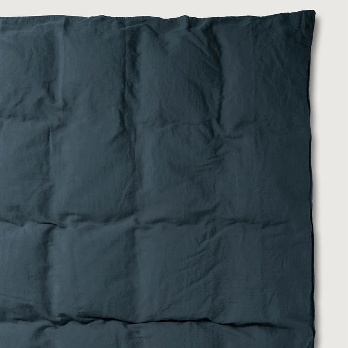 Suite702 Leinen-Mix Bettdeckenbezug in Midnight Blue, Nahaufnahme der leicht geknitterten Stoffstruktur