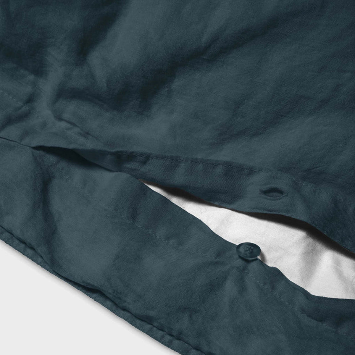 Nahaufnahme der Knopfleiste des Suite702 Leinen-Mix Bettdeckenbezugs in Midnight Blue