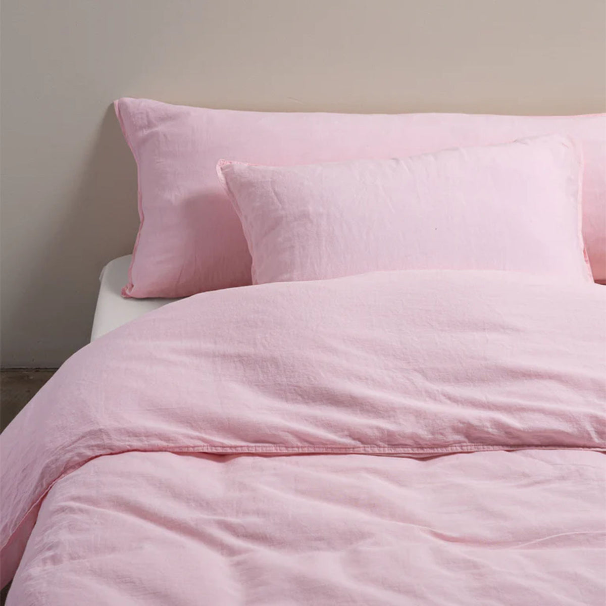 Suite702 Leinen-Mix Bettdeckenbezug in Shell Pink mit passenden Kissenbezügen auf dem Bett