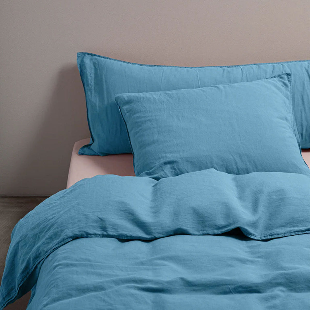Suite702 Leinen-Mix Bettdeckenbezug in True Blue mit Kissenbezügen, Nahaufnahme auf dem Bett