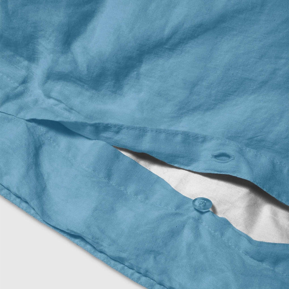Nahaufnahme der Knopfleiste des Suite702 Leinen-Mix Bettdeckenbezugs in True Blue