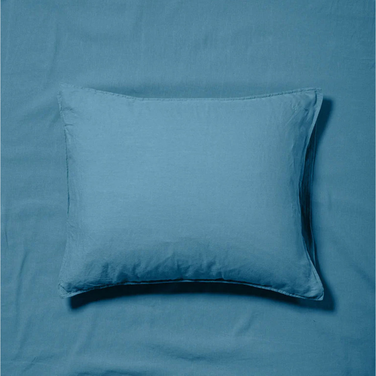 Suite702 Leinen-Mix Kissenbezug in True Blue, Draufsicht auf passend bezogenem Bett