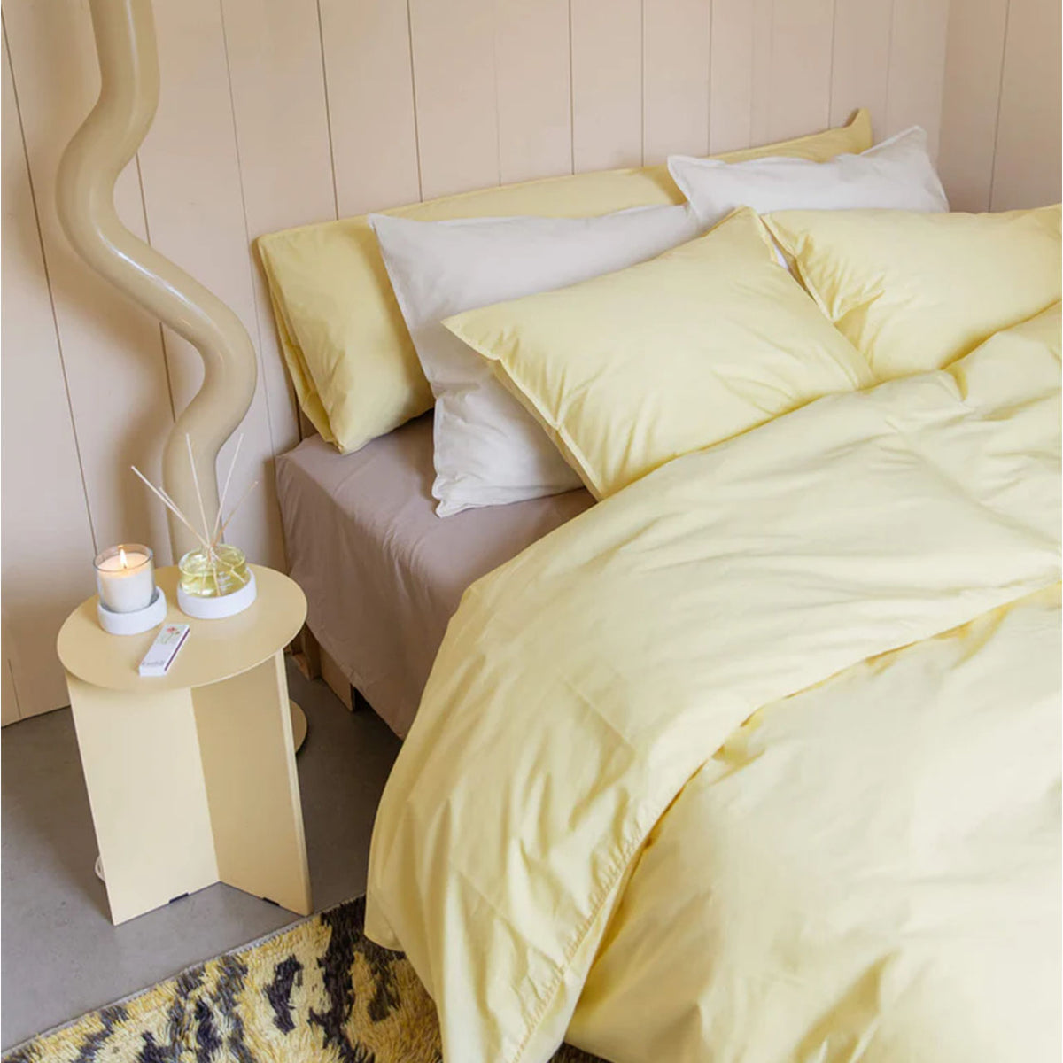Suite702 Perkal Bettdeckenbezug aus Bio-Baumwolle in Butter Yellow, Bett im Schlafzimmer mit Nachttisch