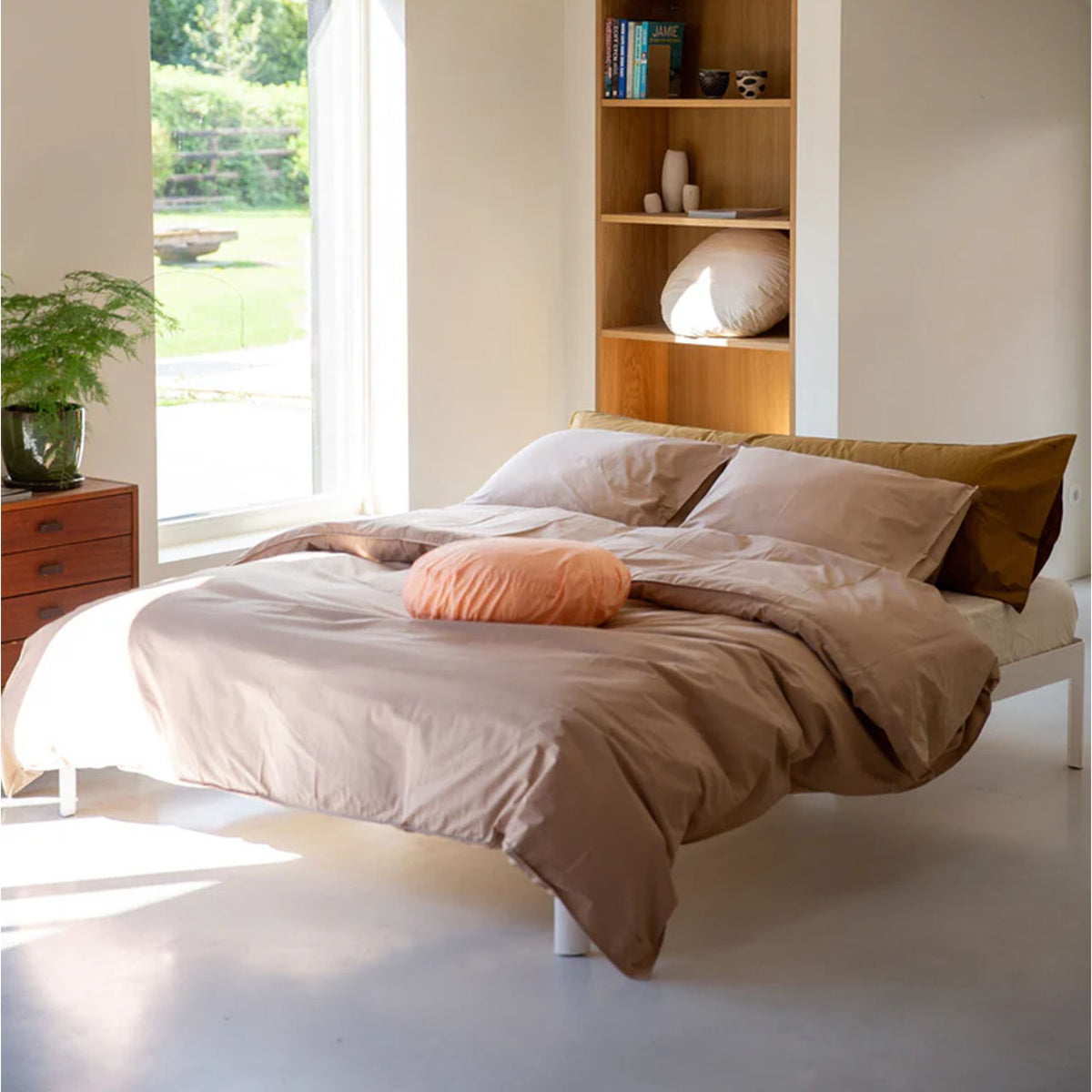 Suite702 Perkal Bettdeckenbezug aus Bio-Baumwolle in Camel auf Doppelbett im Schlafzimmer