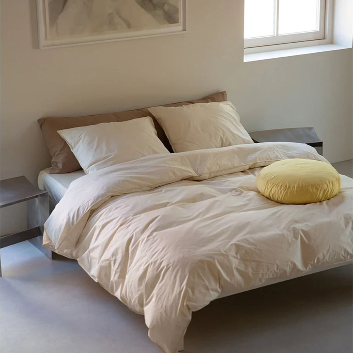 Suite702 Perkal Bettdeckenbezug aus Bio-Baumwolle in Ecru, Bett im Schlafzimmer mit gelbem Kissen