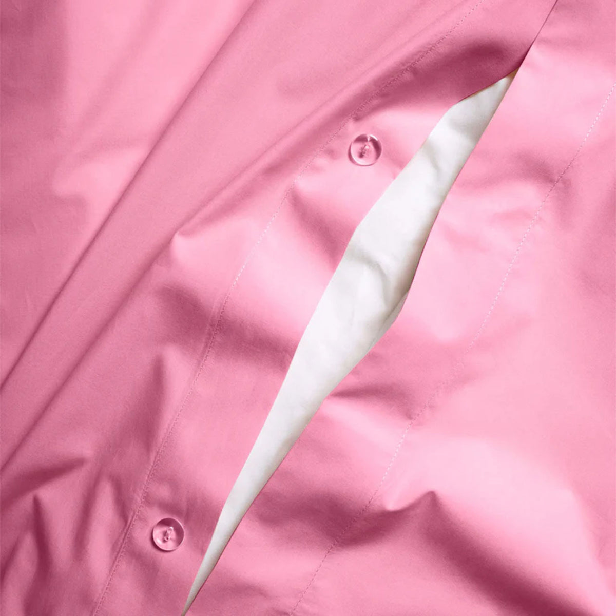 Nahaufnahme der Knopfleiste des Suite702 Perkal Bettdeckenbezugs aus Bio-Baumwolle in Pink