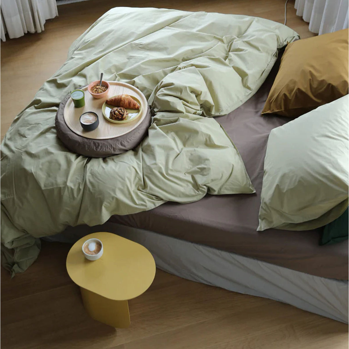 Suite702 Perkal Bettdeckenbezug aus Bio-Baumwolle in Pistachio auf Bett, mit Frühstückstablett, Vogelperspektive