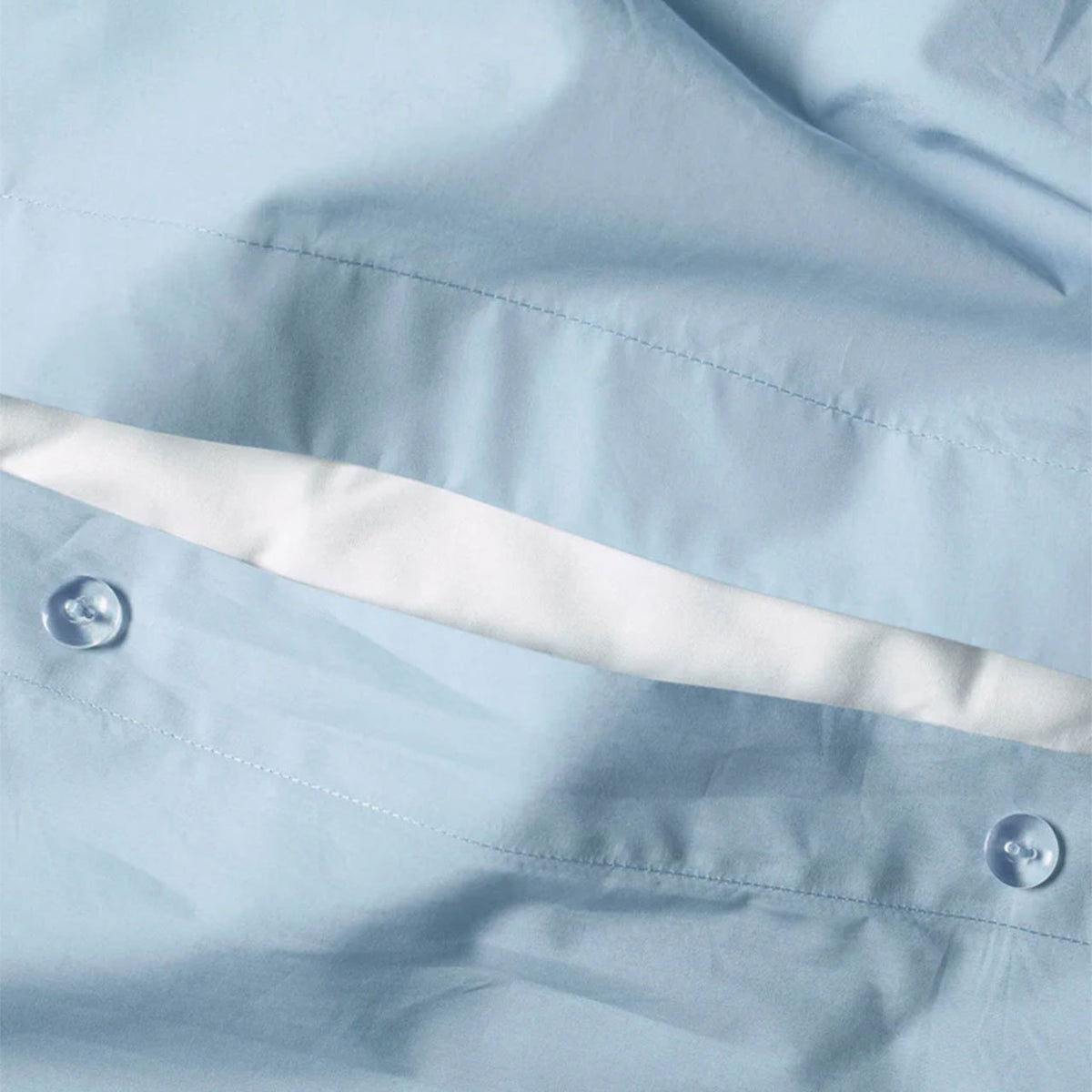 Nahaufnahme der Knopfleiste am Suite702 Perkal Bettdeckenbezug aus Bio-Baumwolle in Sky Blue