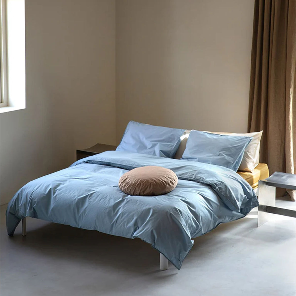 Suite702 Perkal Bettdeckenbezug aus Bio-Baumwolle in Sky Blue, bezogenes Bett im Schlafzimmer