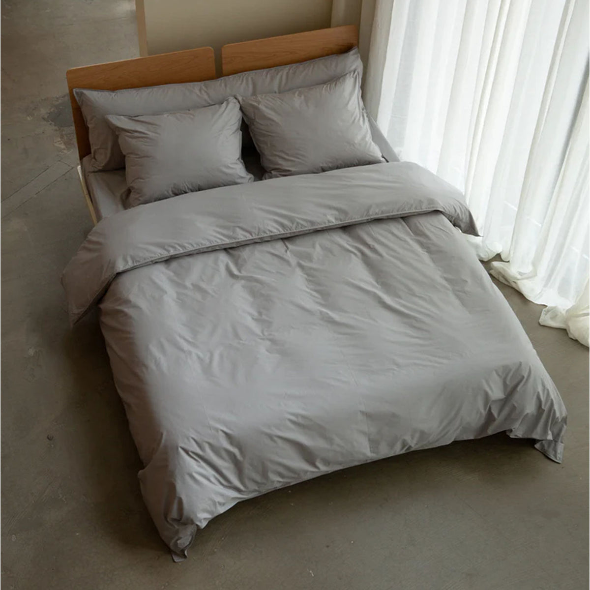Suite702 Perkal Bettdeckenbezug aus Bio-Baumwolle in Urban Grey, bezogenes Bett mit Kissen im Schlafzimmer